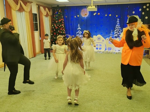 29 декабря в МБДОУ-детский сад №12 «Дюймовочка» у детей старшего дошкольного возраста прошел новогодний утренник «Проделки Лисы Алисы и Кота Базилио у новогодней елки» 29 декабря в МБДОУ-детский сад №12 «Дюймовочка» у детей старшего дошкольного возраста прошел новогодний утренник «Проделки Лисы Алисы и Кота Базилио у новогодней елки»