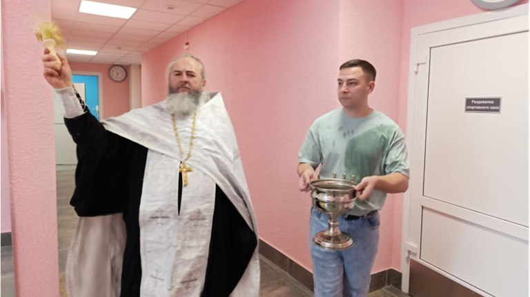 В Брасовском районе перед открытием освятили здание нового спорткомплекса