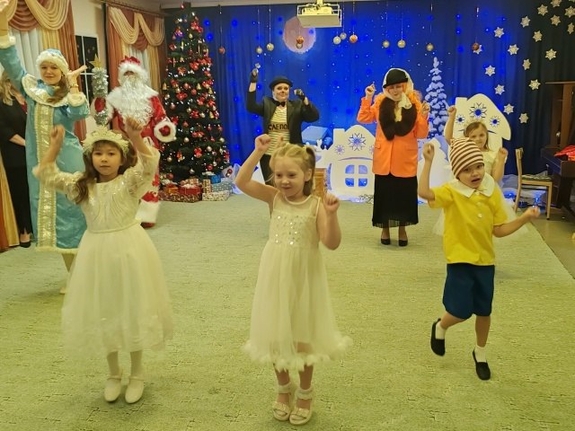 29 декабря в МБДОУ-детский сад №12 «Дюймовочка» у детей старшего дошкольного возраста прошел новогодний утренник «Проделки Лисы Алисы и Кота Базилио у новогодней елки» 29 декабря в МБДОУ-детский сад №12 «Дюймовочка» у детей старшего дошкольного возраста прошел новогодний утренник «Проделки Лисы Алисы и Кота Базилио у новогодней елки»