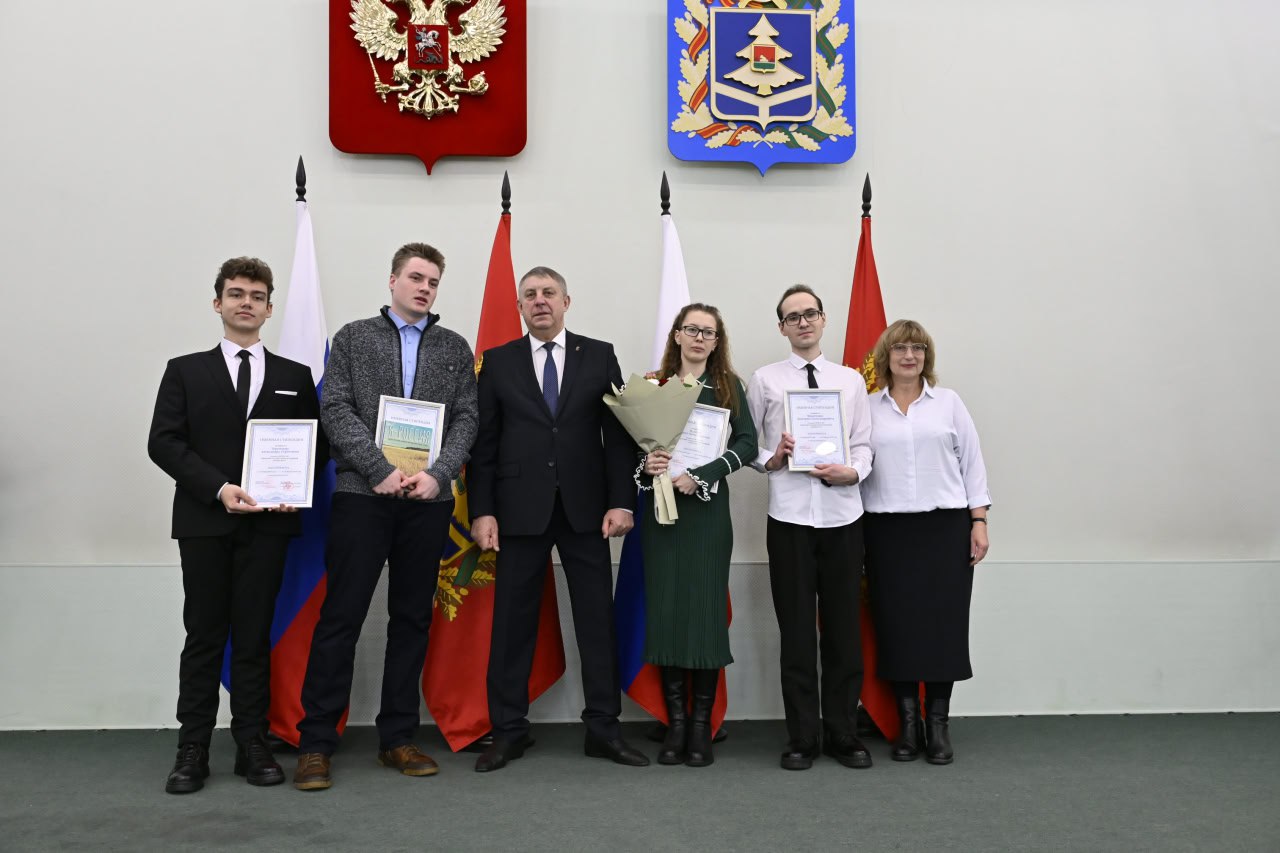 Александр Богомаз: Вручили нашей талантливой молодежи именные стипендии Правительства Брянской области и Брянской областной Думы, а также стипендии имени Петра Лукича Проскурина Александр Богомаз: Вручили нашей талантливой молодежи именные стипендии Правительства Брянской области и Брянской областной Думы, а также стипендии имени Петра Лукича Проскурина