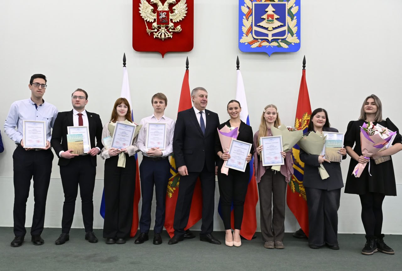 Александр Богомаз: Вручили нашей талантливой молодежи именные стипендии Правительства Брянской области и Брянской областной Думы, а также стипендии имени Петра Лукича Проскурина Александр Богомаз: Вручили нашей талантливой молодежи именные стипендии Правительства Брянской области и Брянской областной Думы, а также стипендии имени Петра Лукича Проскурина