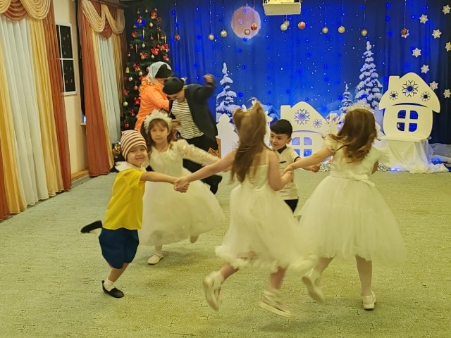 29 декабря в МБДОУ-детский сад №12 «Дюймовочка» у детей старшего дошкольного возраста прошел новогодний утренник «Проделки Лисы Алисы и Кота Базилио у новогодней елки» 29 декабря в МБДОУ-детский сад №12 «Дюймовочка» у детей старшего дошкольного возраста прошел новогодний утренник «Проделки Лисы Алисы и Кота Базилио у новогодней елки»