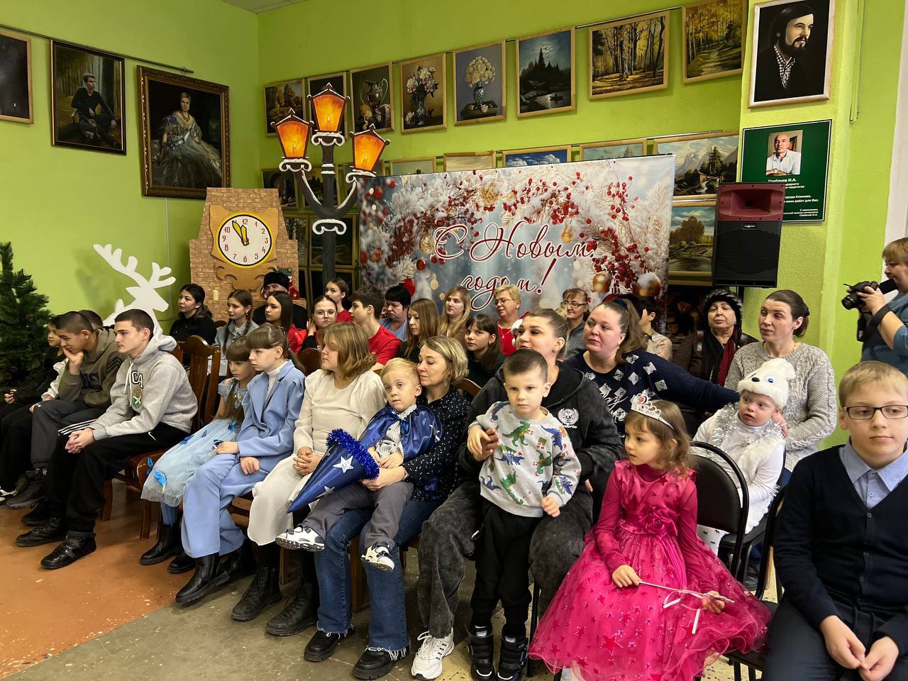 Александр Исаев: 25 декабря 2025 года в ГБУ КЦСОН Климовского района прошел новогодний утренник для детей из отделения дневного пребывания и реабилитации Александр Исаев: 25 декабря 2025 года в ГБУ КЦСОН Климовского района прошел новогодний утренник для детей из отделения дневного пребывания и реабилитации