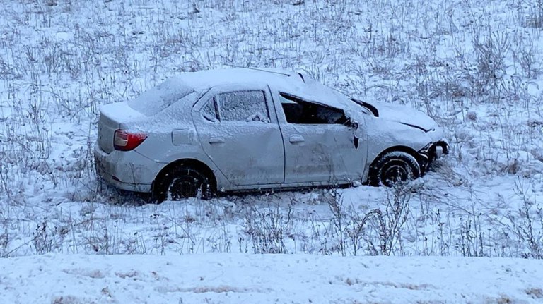 В Гордеевском районе перевернулся 27-летний лихач на иномарке