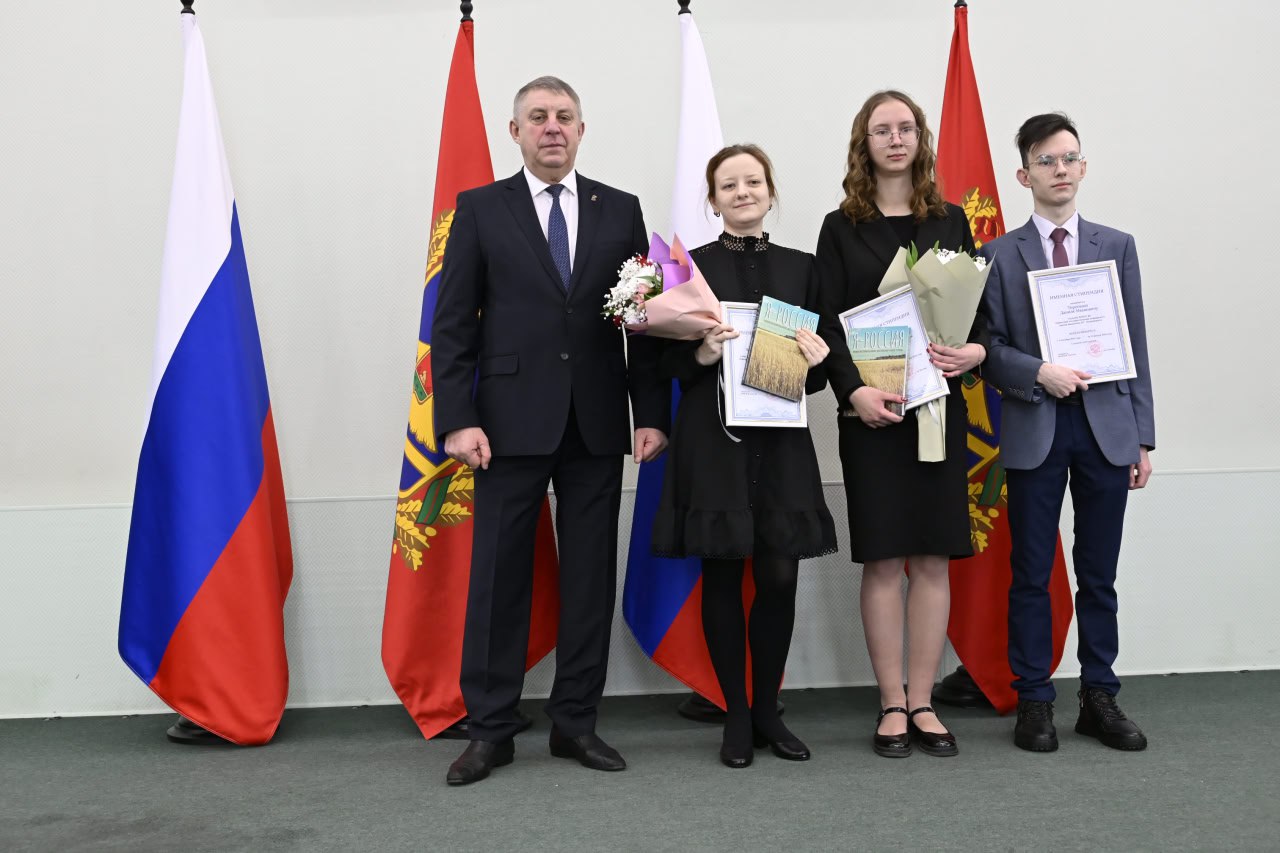 Александр Богомаз: Вручили нашей талантливой молодежи именные стипендии Правительства Брянской области и Брянской областной Думы, а также стипендии имени Петра Лукича Проскурина Александр Богомаз: Вручили нашей талантливой молодежи именные стипендии Правительства Брянской области и Брянской областной Думы, а также стипендии имени Петра Лукича Проскурина