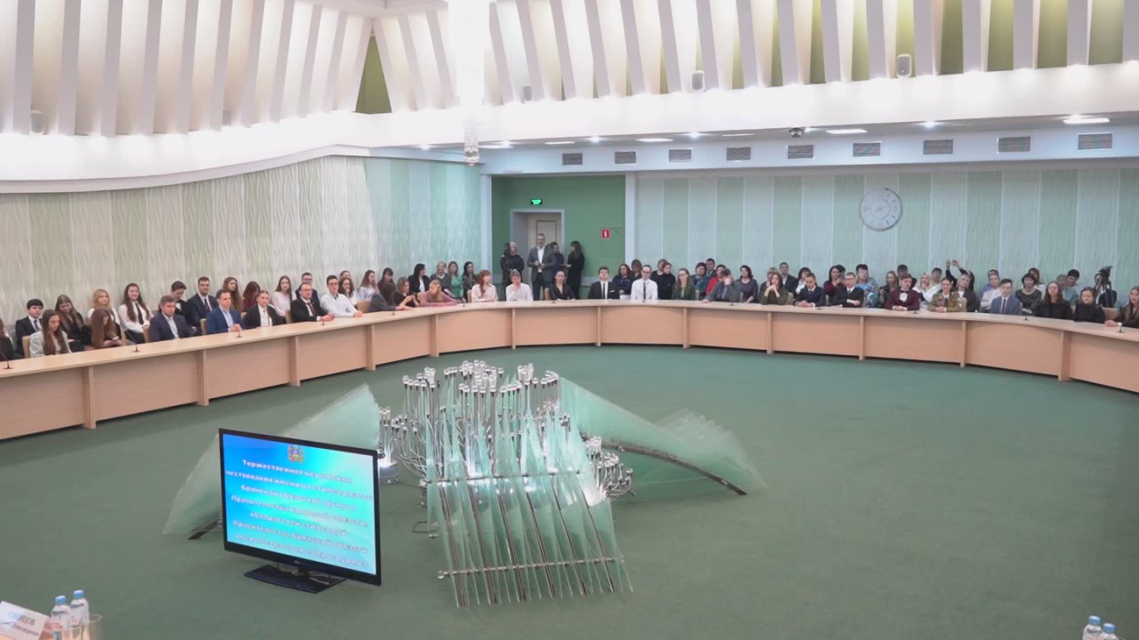 Александр Богомаз: Вручили нашей талантливой молодежи именные стипендии Правительства Брянской области и Брянской областной Думы, а также стипендии имени Петра Лукича Проскурина