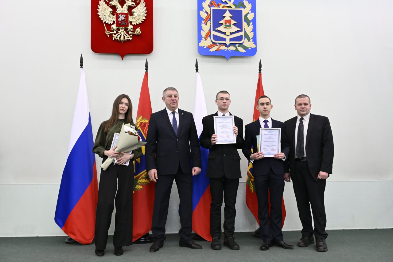 Александр Богомаз: Вручили нашей талантливой молодежи именные стипендии Правительства Брянской области и Брянской областной Думы, а также стипендии имени Петра Лукича Проскурина Александр Богомаз: Вручили нашей талантливой молодежи именные стипендии Правительства Брянской области и Брянской областной Думы, а также стипендии имени Петра Лукича Проскурина