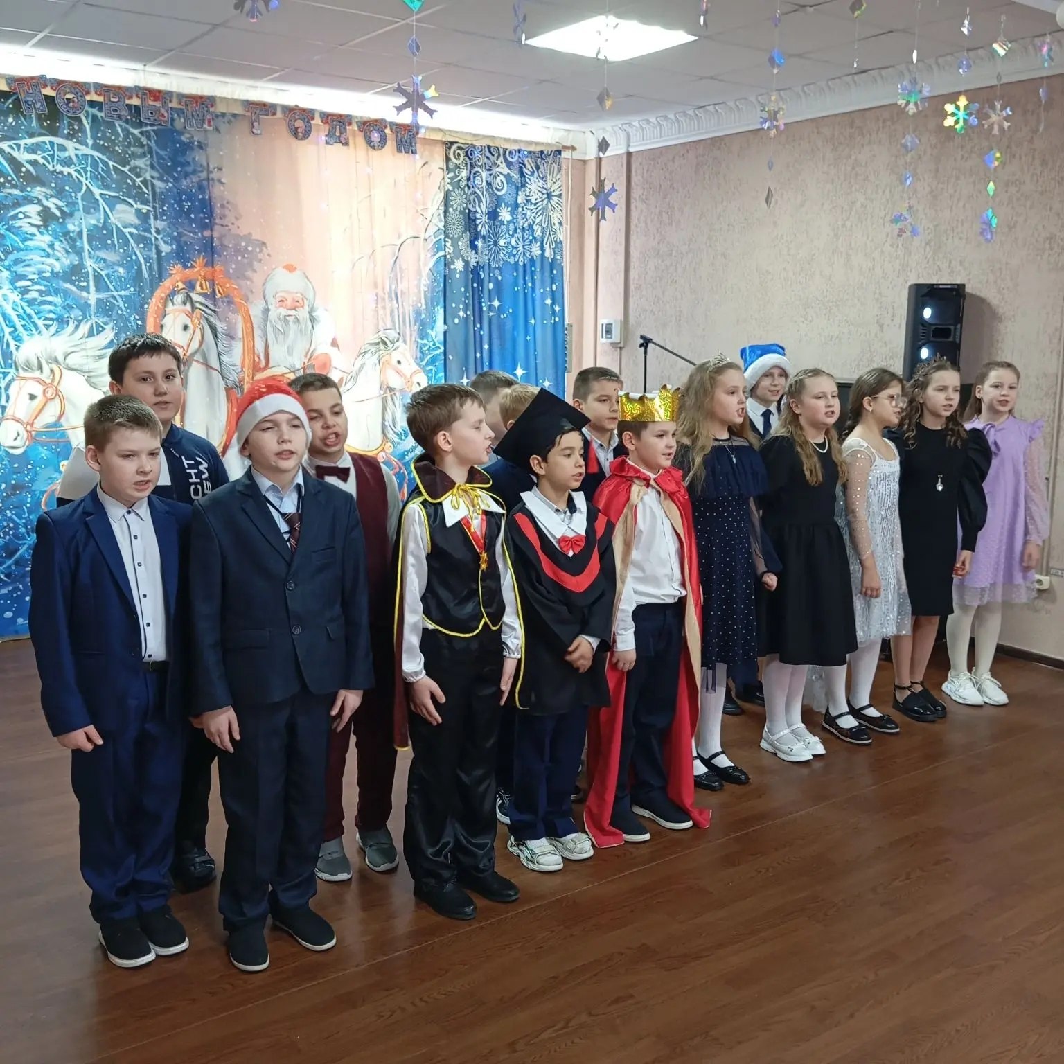 Два дня подряд — 29 и 30 декабря — в наших стенах гремели настоящие новогодние праздники под руководством учителя музыки Тимошенко Ксении Юрьевны! Каждый стал уникальным и незабываемым для своих героев Два дня подряд — 29 и 30 декабря — в наших стенах гремели настоящие новогодние праздники под руководством учителя музыки Тимошенко Ксении Юрьевны! Каждый стал уникальным и незабываемым для своих героев