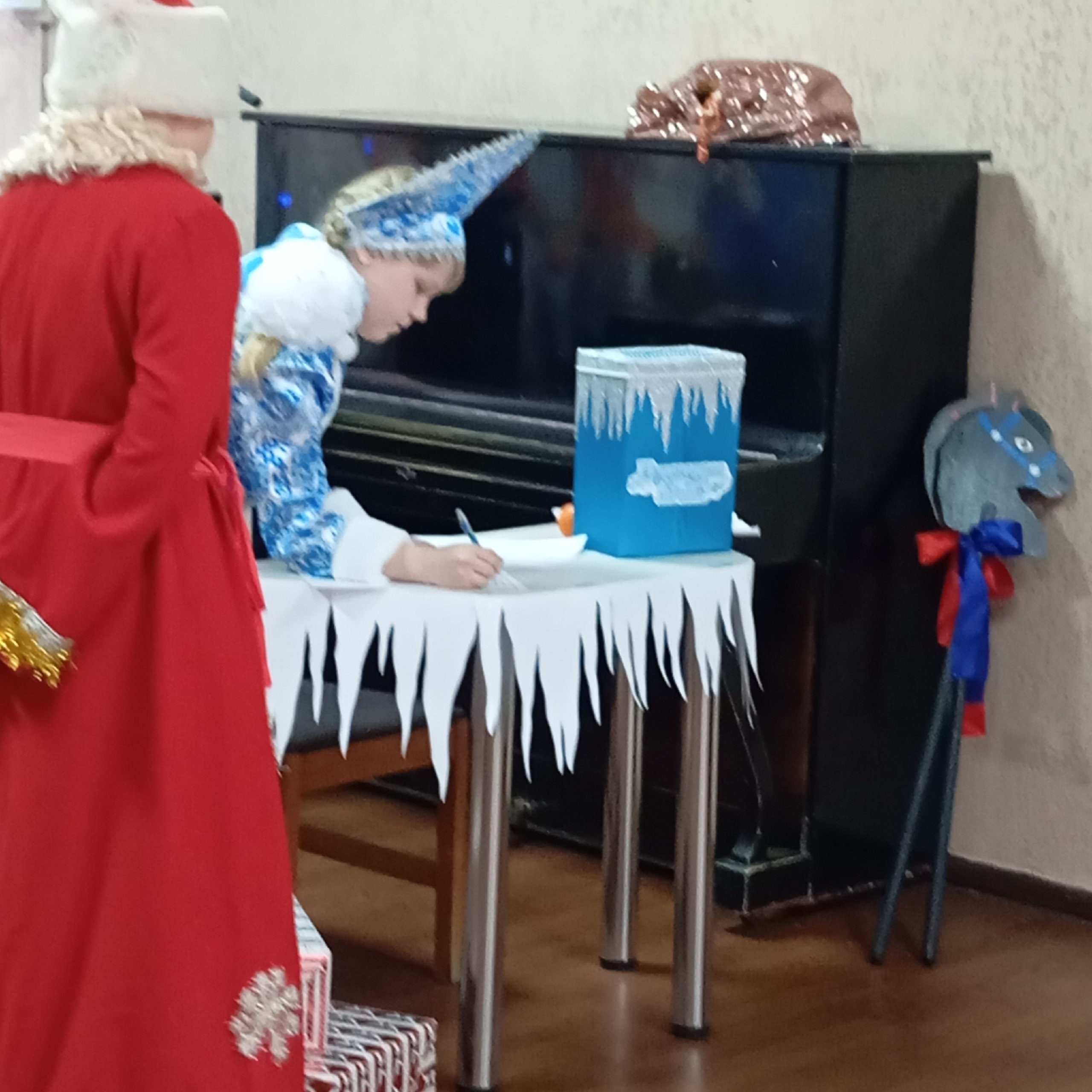 Два дня подряд — 29 и 30 декабря — в наших стенах гремели настоящие новогодние праздники под руководством учителя музыки Тимошенко Ксении Юрьевны! Каждый стал уникальным и незабываемым для своих героев Два дня подряд — 29 и 30 декабря — в наших стенах гремели настоящие новогодние праздники под руководством учителя музыки Тимошенко Ксении Юрьевны! Каждый стал уникальным и незабываемым для своих героев