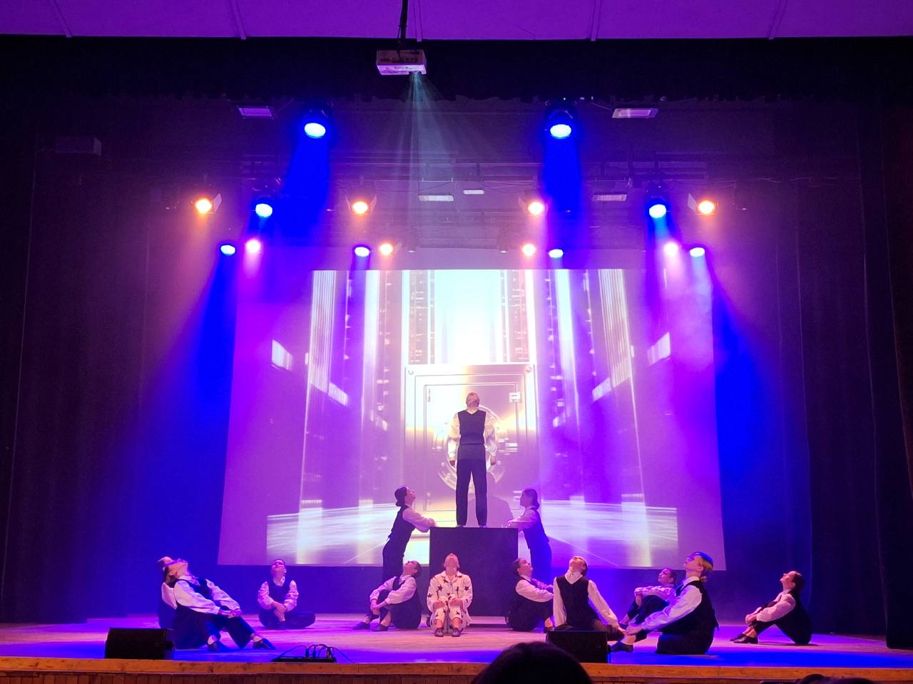 В преддверии самого сказочного праздника образцовый коллектив современного танца «Джем» Дворца культуры им.Д.Е.Кравцова представил хореографический спектакль «Тайна семи зеркал: новогоднее волшебство» В преддверии самого сказочного праздника образцовый коллектив современного танца «Джем» Дворца культуры им.Д.Е.Кравцова представил хореографический спектакль «Тайна семи зеркал: новогоднее волшебство»