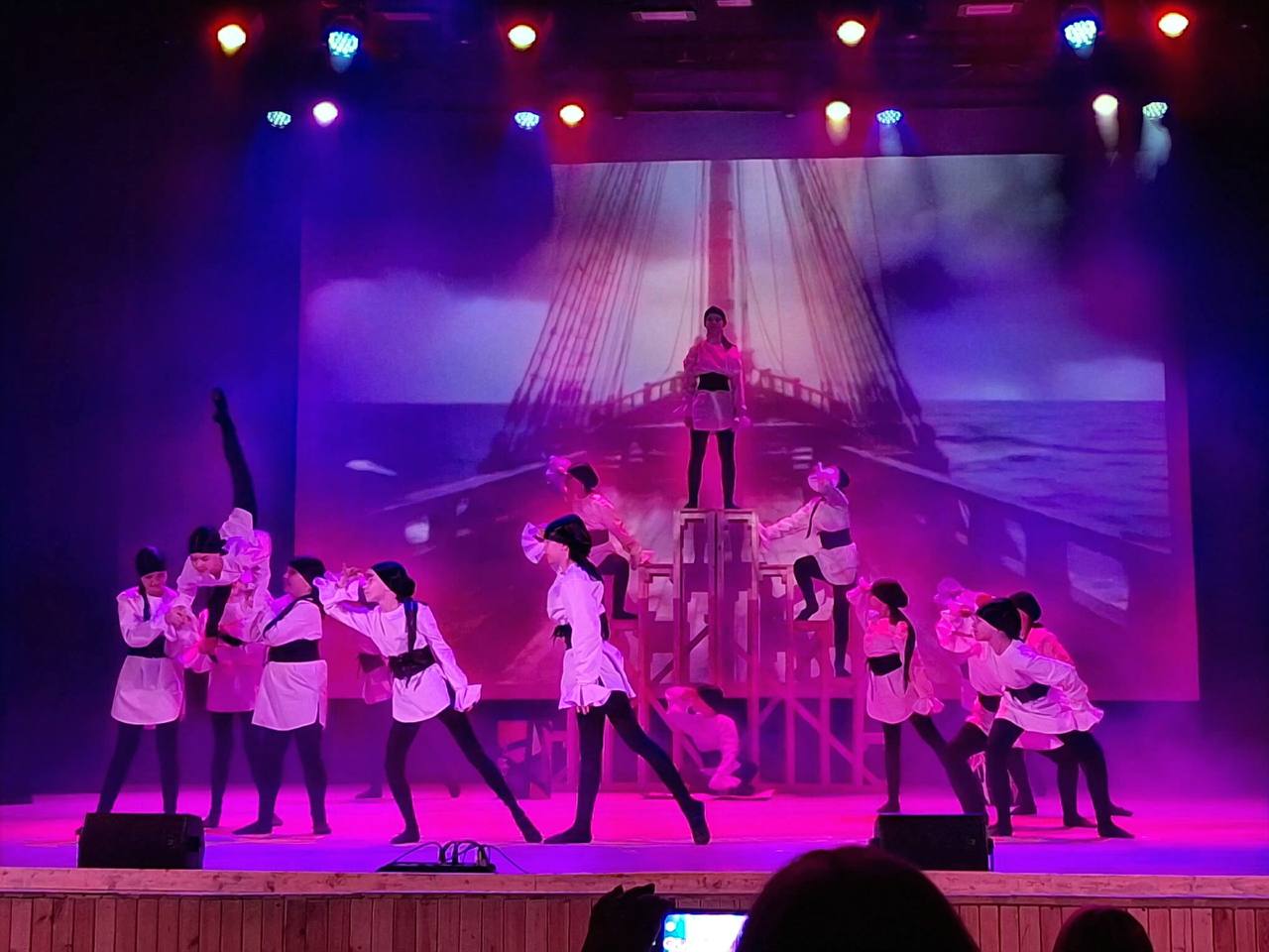 В преддверии самого сказочного праздника образцовый коллектив современного танца «Джем» Дворца культуры им.Д.Е.Кравцова представил хореографический спектакль «Тайна семи зеркал: новогоднее волшебство» В преддверии самого сказочного праздника образцовый коллектив современного танца «Джем» Дворца культуры им.Д.Е.Кравцова представил хореографический спектакль «Тайна семи зеркал: новогоднее волшебство»