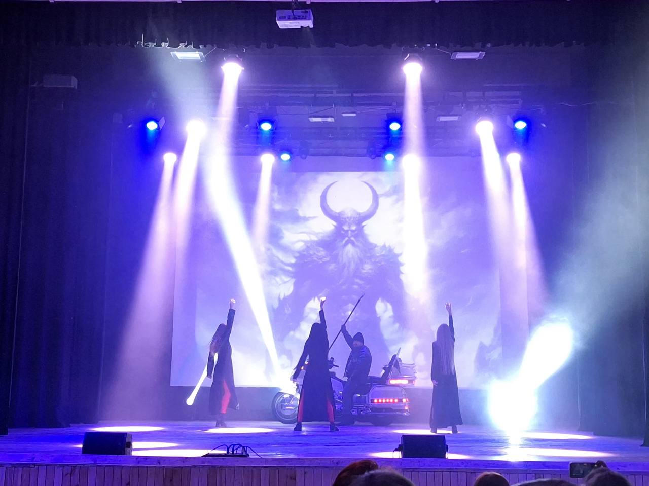 В преддверии самого сказочного праздника образцовый коллектив современного танца «Джем» Дворца культуры им.Д.Е.Кравцова представил хореографический спектакль «Тайна семи зеркал: новогоднее волшебство» В преддверии самого сказочного праздника образцовый коллектив современного танца «Джем» Дворца культуры им.Д.Е.Кравцова представил хореографический спектакль «Тайна семи зеркал: новогоднее волшебство»