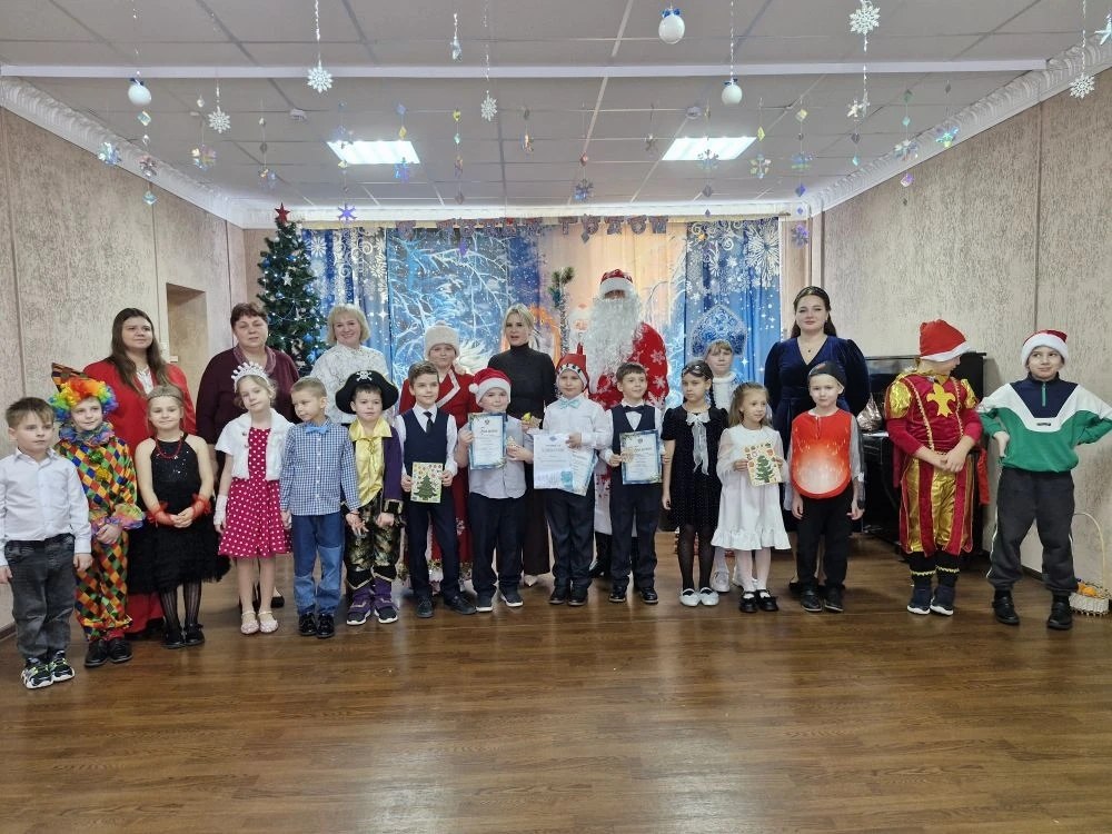 Два дня подряд — 29 и 30 декабря — в наших стенах гремели настоящие новогодние праздники под руководством учителя музыки Тимошенко Ксении Юрьевны! Каждый стал уникальным и незабываемым для своих героев Два дня подряд — 29 и 30 декабря — в наших стенах гремели настоящие новогодние праздники под руководством учителя музыки Тимошенко Ксении Юрьевны! Каждый стал уникальным и незабываемым для своих героев
