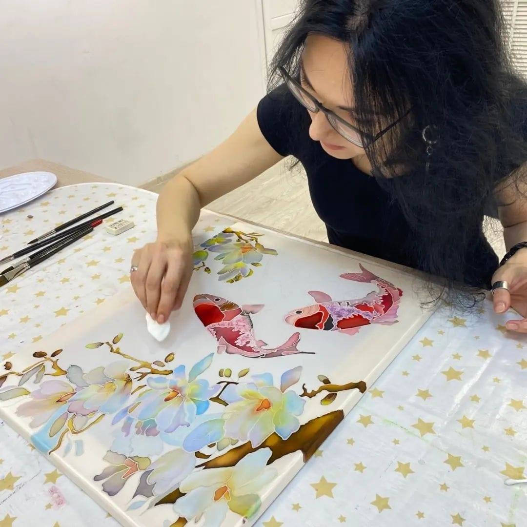 Городской выставочный зал приглашает 4 января в 12.00 на мастер-класс по росписи ткани- техника Холодный батик классический Городской выставочный зал приглашает 4 января в 12.00 на мастер-класс по росписи ткани- техника Холодный батик классический