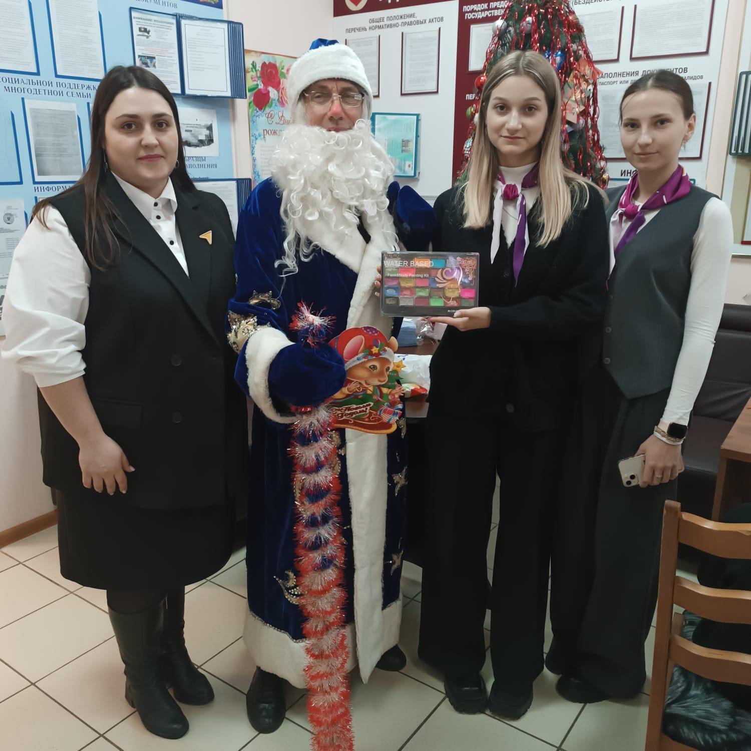 В Комаричском комплексном центре социального обслуживания населения состоялся новогодний праздник для детей участников СВО, многодетных и малообеспеченных смей В Комаричском комплексном центре социального обслуживания населения состоялся новогодний праздник для детей участников СВО, многодетных и малообеспеченных смей