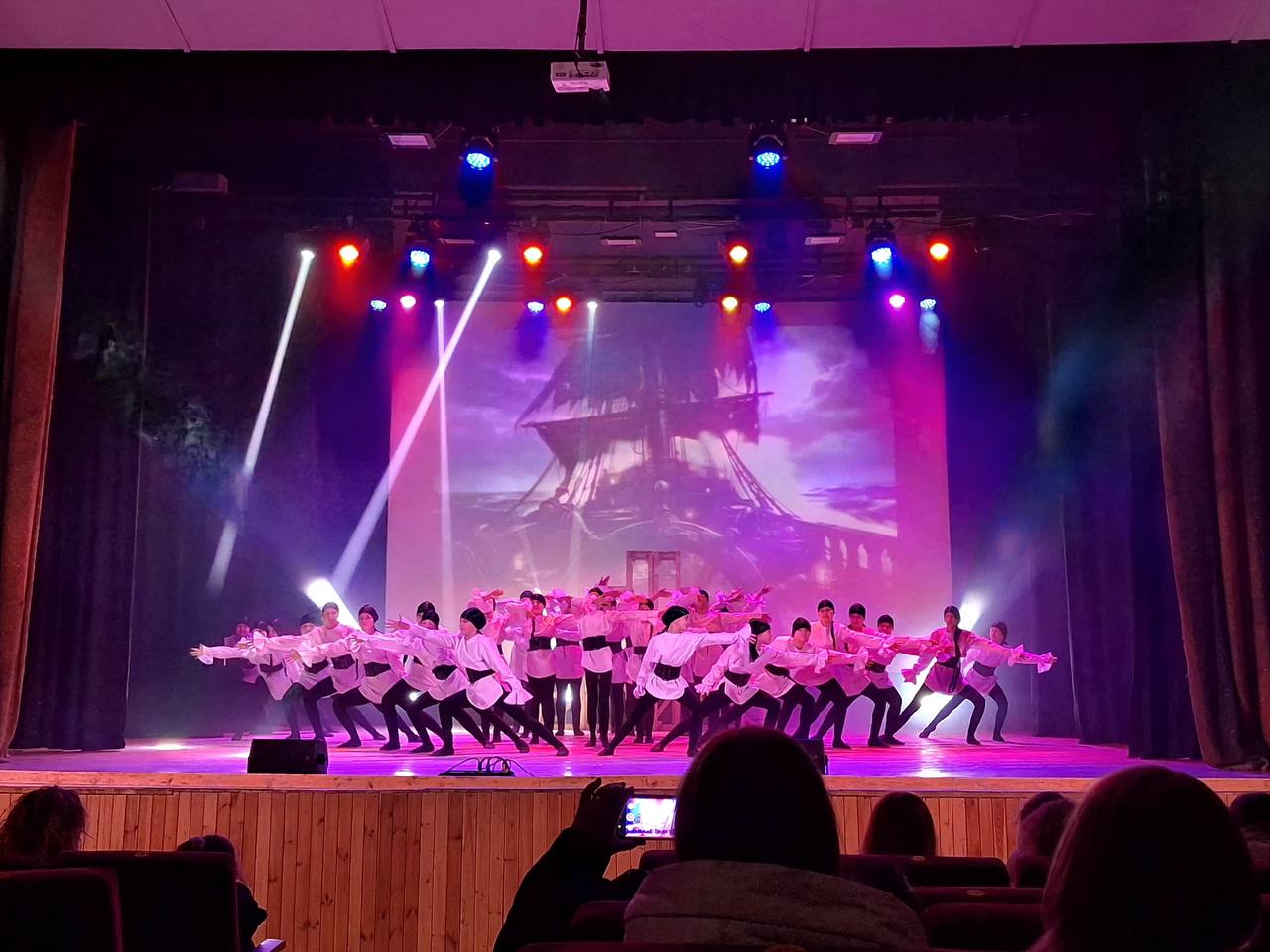 В преддверии самого сказочного праздника образцовый коллектив современного танца «Джем» Дворца культуры им.Д.Е.Кравцова представил хореографический спектакль «Тайна семи зеркал: новогоднее волшебство» В преддверии самого сказочного праздника образцовый коллектив современного танца «Джем» Дворца культуры им.Д.Е.Кравцова представил хореографический спектакль «Тайна семи зеркал: новогоднее волшебство»