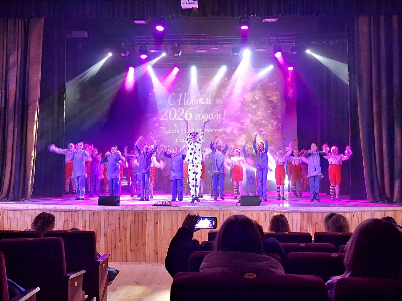 В преддверии самого сказочного праздника образцовый коллектив современного танца «Джем» Дворца культуры им.Д.Е.Кравцова представил хореографический спектакль «Тайна семи зеркал: новогоднее волшебство»