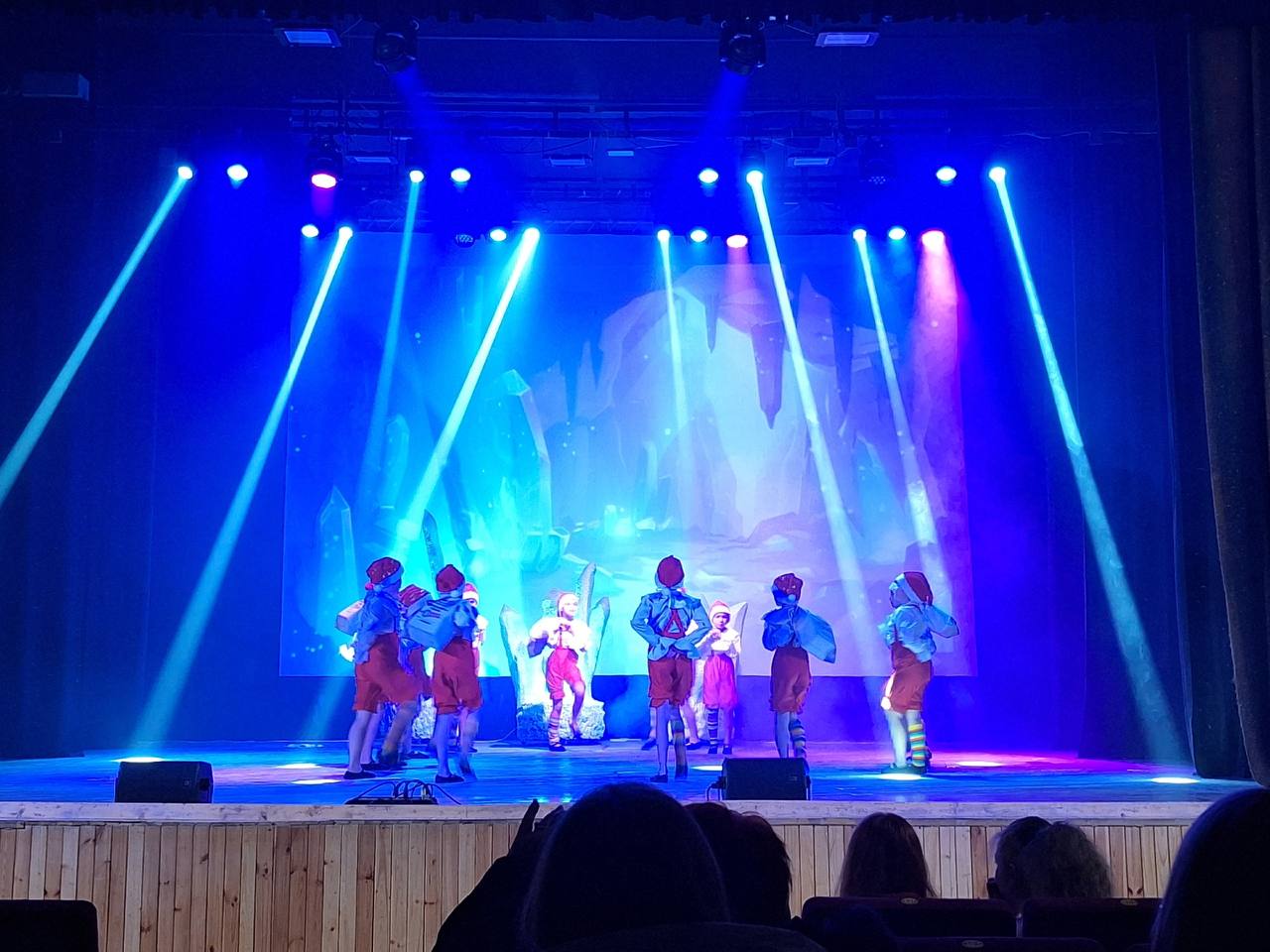 В преддверии самого сказочного праздника образцовый коллектив современного танца «Джем» Дворца культуры им.Д.Е.Кравцова представил хореографический спектакль «Тайна семи зеркал: новогоднее волшебство» В преддверии самого сказочного праздника образцовый коллектив современного танца «Джем» Дворца культуры им.Д.Е.Кравцова представил хореографический спектакль «Тайна семи зеркал: новогоднее волшебство»