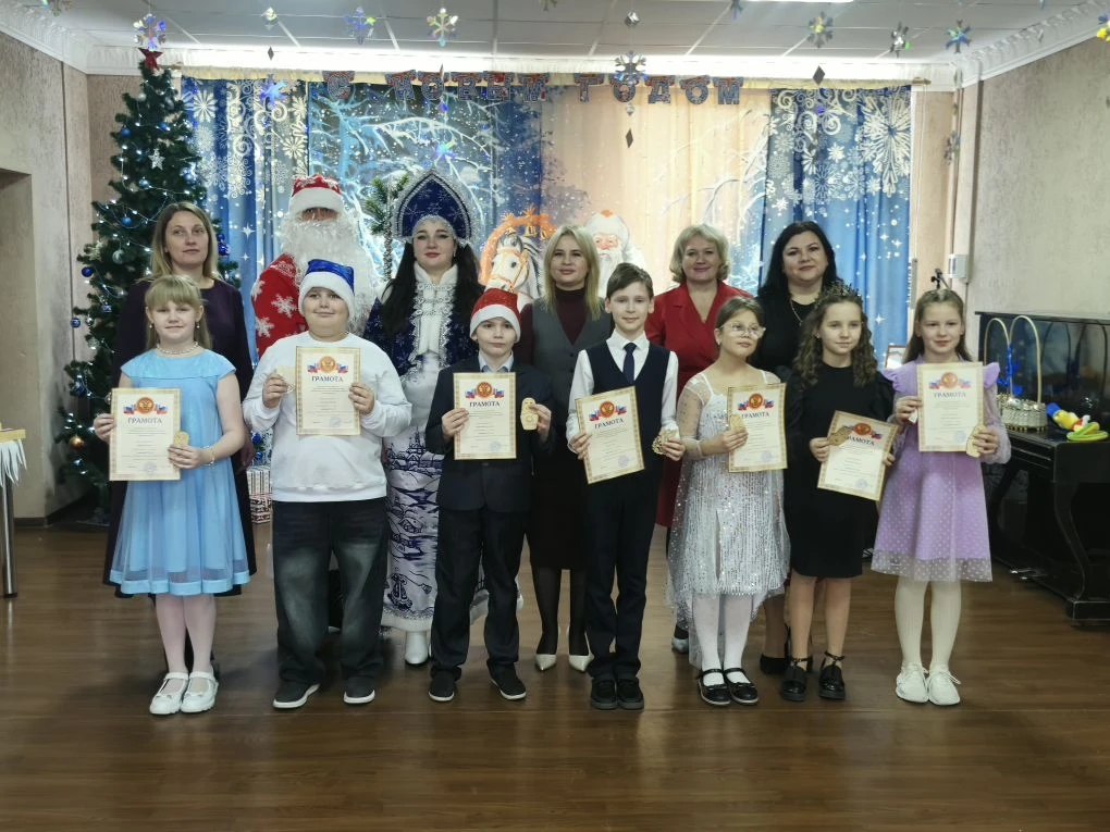 Два дня подряд — 29 и 30 декабря — в наших стенах гремели настоящие новогодние праздники под руководством учителя музыки Тимошенко Ксении Юрьевны! Каждый стал уникальным и незабываемым для своих героев Два дня подряд — 29 и 30 декабря — в наших стенах гремели настоящие новогодние праздники под руководством учителя музыки Тимошенко Ксении Юрьевны! Каждый стал уникальным и незабываемым для своих героев