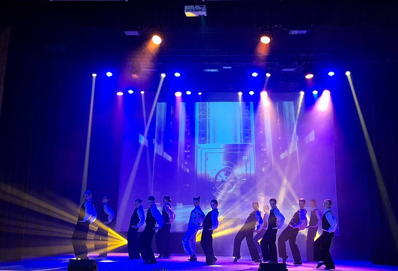 В преддверии самого сказочного праздника образцовый коллектив современного танца «Джем» Дворца культуры им.Д.Е.Кравцова представил хореографический спектакль «Тайна семи зеркал: новогоднее волшебство» В преддверии самого сказочного праздника образцовый коллектив современного танца «Джем» Дворца культуры им.Д.Е.Кравцова представил хореографический спектакль «Тайна семи зеркал: новогоднее волшебство»