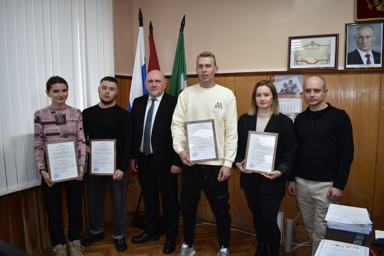 Павел Валяев: В преддверии Нового года четыре жителя нашего района из категории детей-сирот и детей, оставшихся без попечения родителей, получили возможность реализовать свое право на жилье – Виктория Яшина, Дмитрий...