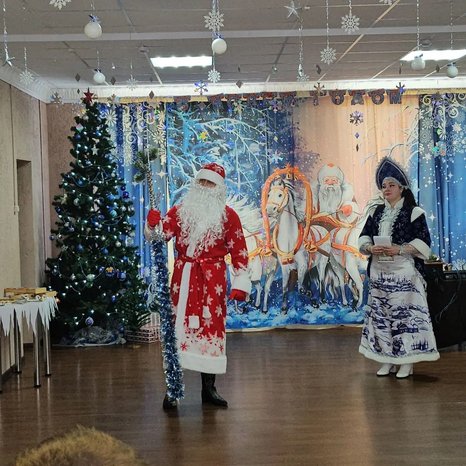 Два дня подряд — 29 и 30 декабря — в наших стенах гремели настоящие новогодние праздники под руководством учителя музыки Тимошенко Ксении Юрьевны! Каждый стал уникальным и незабываемым для своих героев Два дня подряд — 29 и 30 декабря — в наших стенах гремели настоящие новогодние праздники под руководством учителя музыки Тимошенко Ксении Юрьевны! Каждый стал уникальным и незабываемым для своих героев