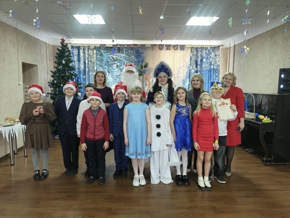Два дня подряд — 29 и 30 декабря — в наших стенах гремели настоящие новогодние праздники под руководством учителя музыки Тимошенко Ксении Юрьевны! Каждый стал уникальным и незабываемым для своих героев Два дня подряд — 29 и 30 декабря — в наших стенах гремели настоящие новогодние праздники под руководством учителя музыки Тимошенко Ксении Юрьевны! Каждый стал уникальным и незабываемым для своих героев