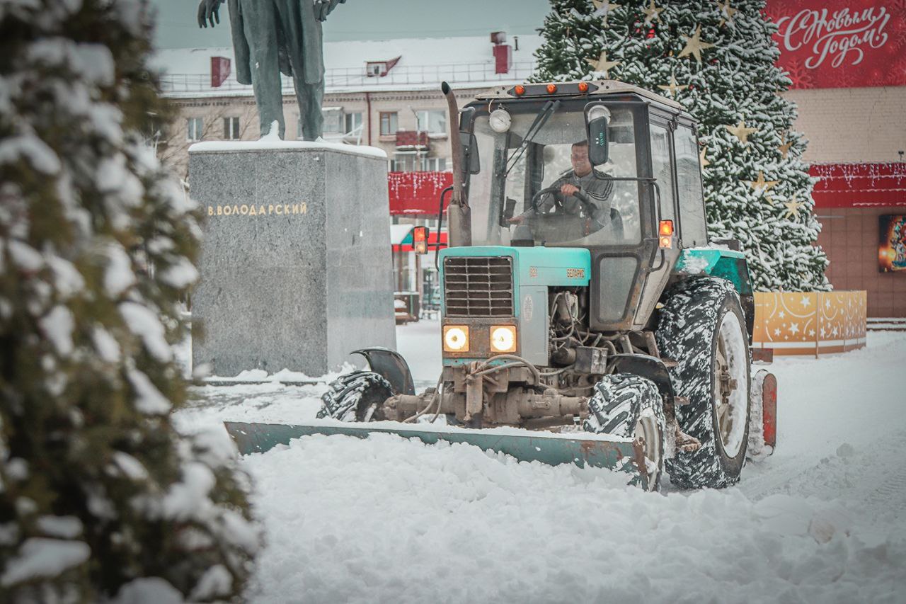 В Брянске техника начала расчищать снег на второстепенных дорогах