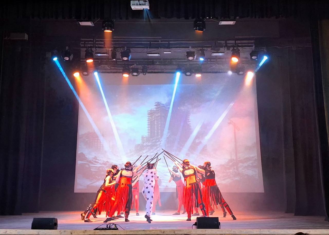 В преддверии самого сказочного праздника образцовый коллектив современного танца «Джем» Дворца культуры им.Д.Е.Кравцова представил хореографический спектакль «Тайна семи зеркал: новогоднее волшебство» В преддверии самого сказочного праздника образцовый коллектив современного танца «Джем» Дворца культуры им.Д.Е.Кравцова представил хореографический спектакль «Тайна семи зеркал: новогоднее волшебство»