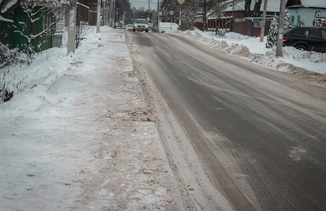 В Брянске техника начала расчищать снег на второстепенных дорогах В Брянске техника начала расчищать снег на второстепенных дорогах
