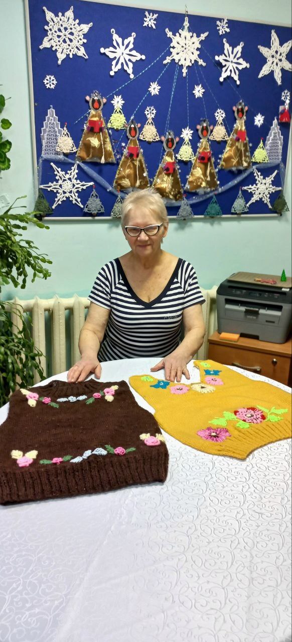 Участницы Клуба «Активное долголетие» комплексного центра Жуковского района с удовольствием совершенствуют своё мастерство в искусстве вязания и вышивания