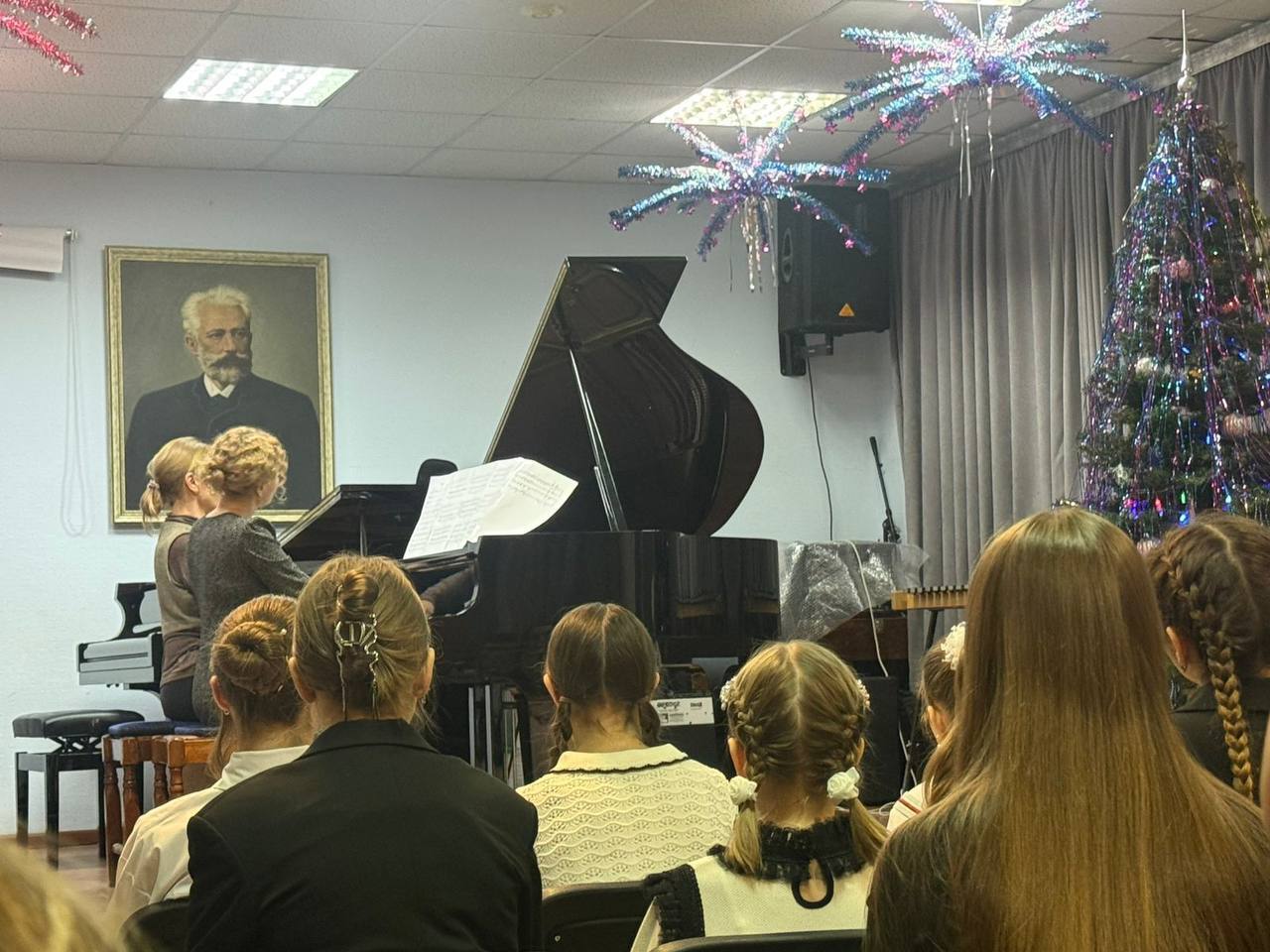 В Детской школе искусств №2 им.П.И.Чайковского состоялся традиционный предновогодний концерт ансамблей и аккомпанементов В Детской школе искусств №2 им.П.И.Чайковского состоялся традиционный предновогодний концерт ансамблей и аккомпанементов