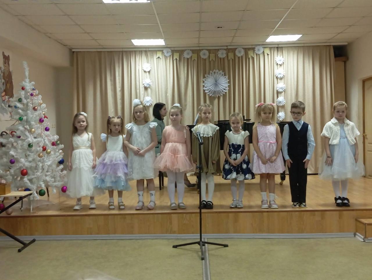 НОВОГОДНИЕ ЧУДЕСА - КОНЦЕРТ САМЫХ ЮНЫХ ТАЛАНТОВ НОВОГОДНИЕ ЧУДЕСА - КОНЦЕРТ САМЫХ ЮНЫХ ТАЛАНТОВ