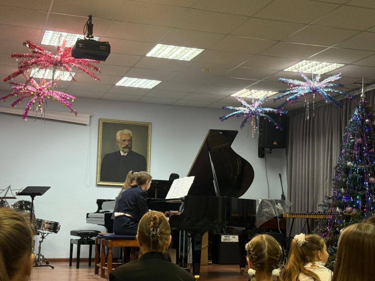 В Детской школе искусств №2 им.П.И.Чайковского состоялся традиционный предновогодний концерт ансамблей и аккомпанементов В Детской школе искусств №2 им.П.И.Чайковского состоялся традиционный предновогодний концерт ансамблей и аккомпанементов