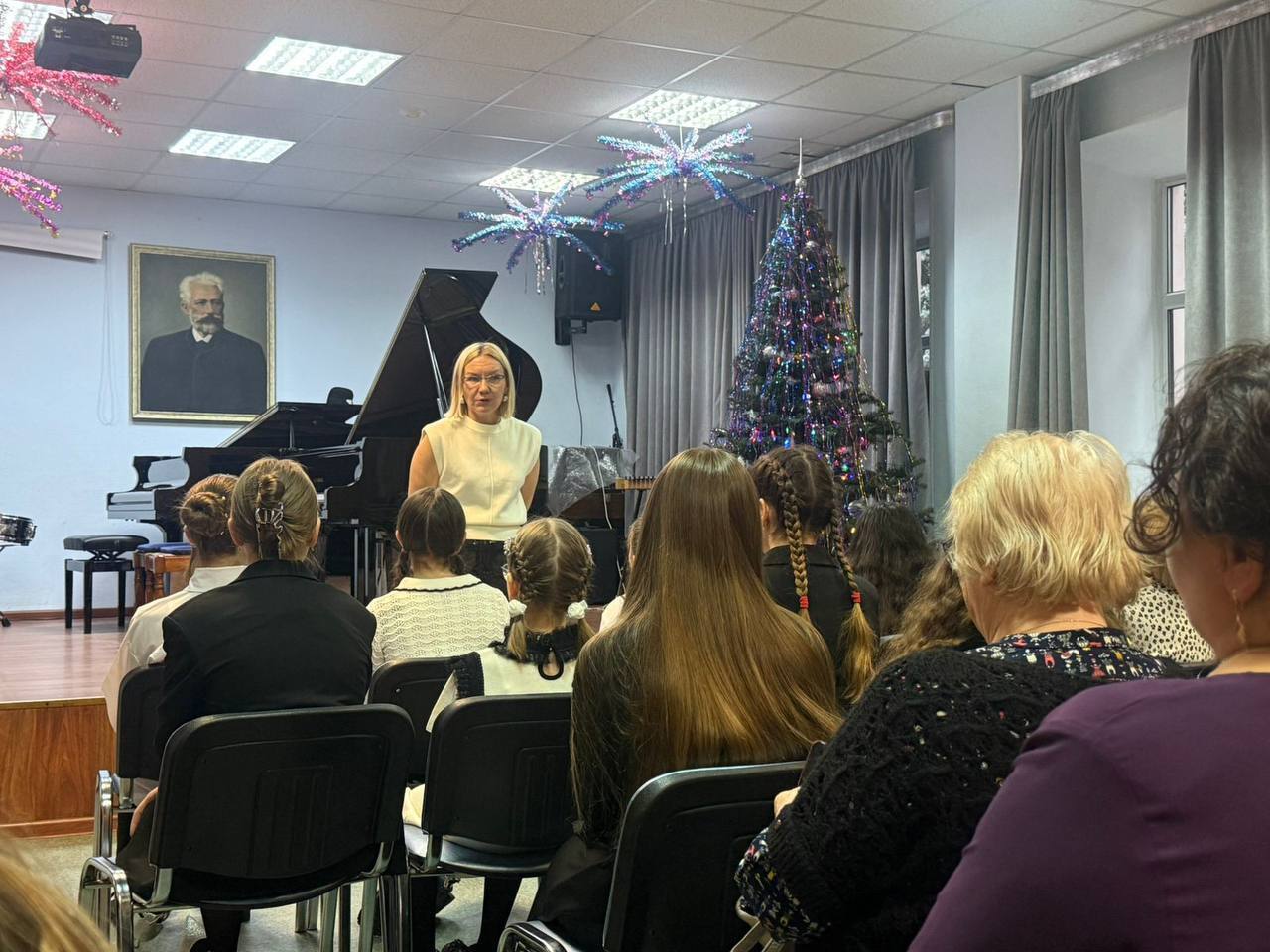 В Детской школе искусств №2 им.П.И.Чайковского состоялся традиционный предновогодний концерт ансамблей и аккомпанементов В Детской школе искусств №2 им.П.И.Чайковского состоялся традиционный предновогодний концерт ансамблей и аккомпанементов