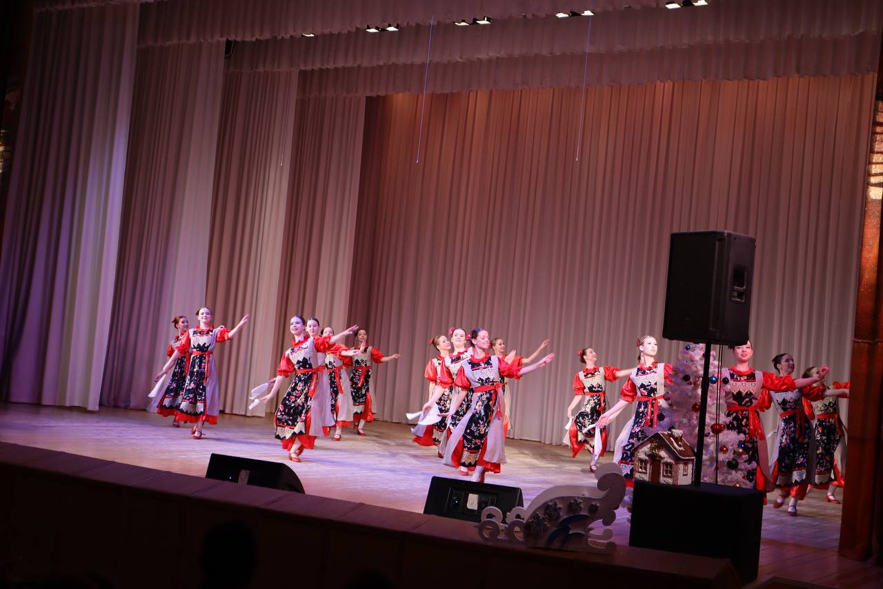 В детской школе искусств №1 им.Т.П.Николаевой царила особенная атмосфера — яркий праздник танца, который стал настоящим предновогодним подарком для всех гостей В детской школе искусств №1 им.Т.П.Николаевой царила особенная атмосфера — яркий праздник танца, который стал настоящим предновогодним подарком для всех гостей