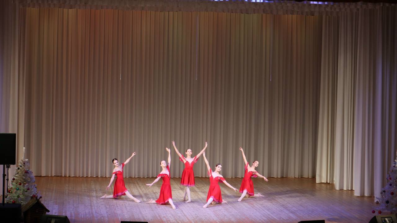В детской школе искусств №1 им.Т.П.Николаевой царила особенная атмосфера — яркий праздник танца, который стал настоящим предновогодним подарком для всех гостей В детской школе искусств №1 им.Т.П.Николаевой царила особенная атмосфера — яркий праздник танца, который стал настоящим предновогодним подарком для всех гостей