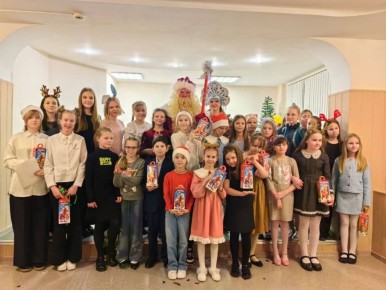 На отделении "Театральное творчество" МБУДО «Детская школа искусств №10» прошёл экзамен, который плавно перешёл в праздничное мероприятие с участием Снегурочки и Деда Мороза
