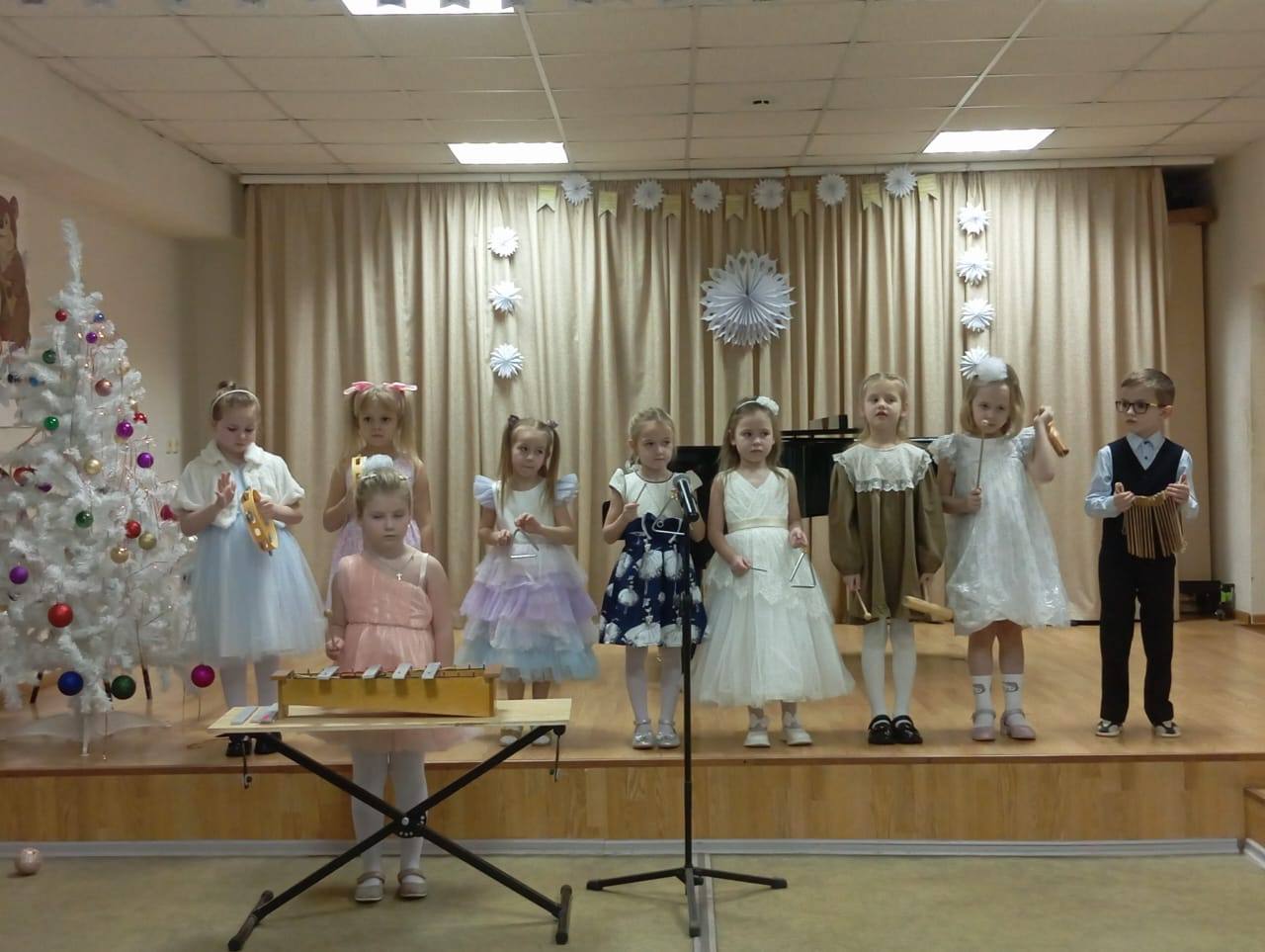 НОВОГОДНИЕ ЧУДЕСА - КОНЦЕРТ САМЫХ ЮНЫХ ТАЛАНТОВ НОВОГОДНИЕ ЧУДЕСА - КОНЦЕРТ САМЫХ ЮНЫХ ТАЛАНТОВ