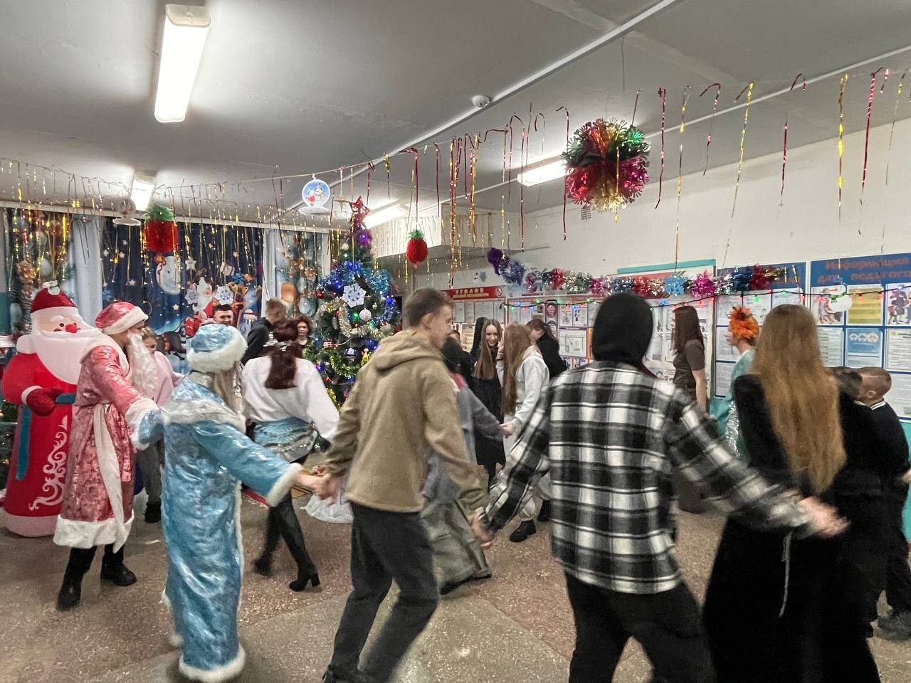 Делимся фото со школьных новогодних праздников и карнавалов! С наступающим! Делимся фото со школьных новогодних праздников и карнавалов! С наступающим!