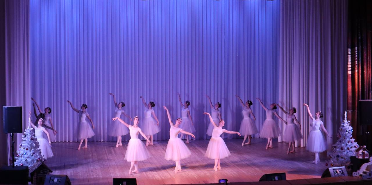 В детской школе искусств №1 им.Т.П.Николаевой царила особенная атмосфера — яркий праздник танца, который стал настоящим предновогодним подарком для всех гостей В детской школе искусств №1 им.Т.П.Николаевой царила особенная атмосфера — яркий праздник танца, который стал настоящим предновогодним подарком для всех гостей
