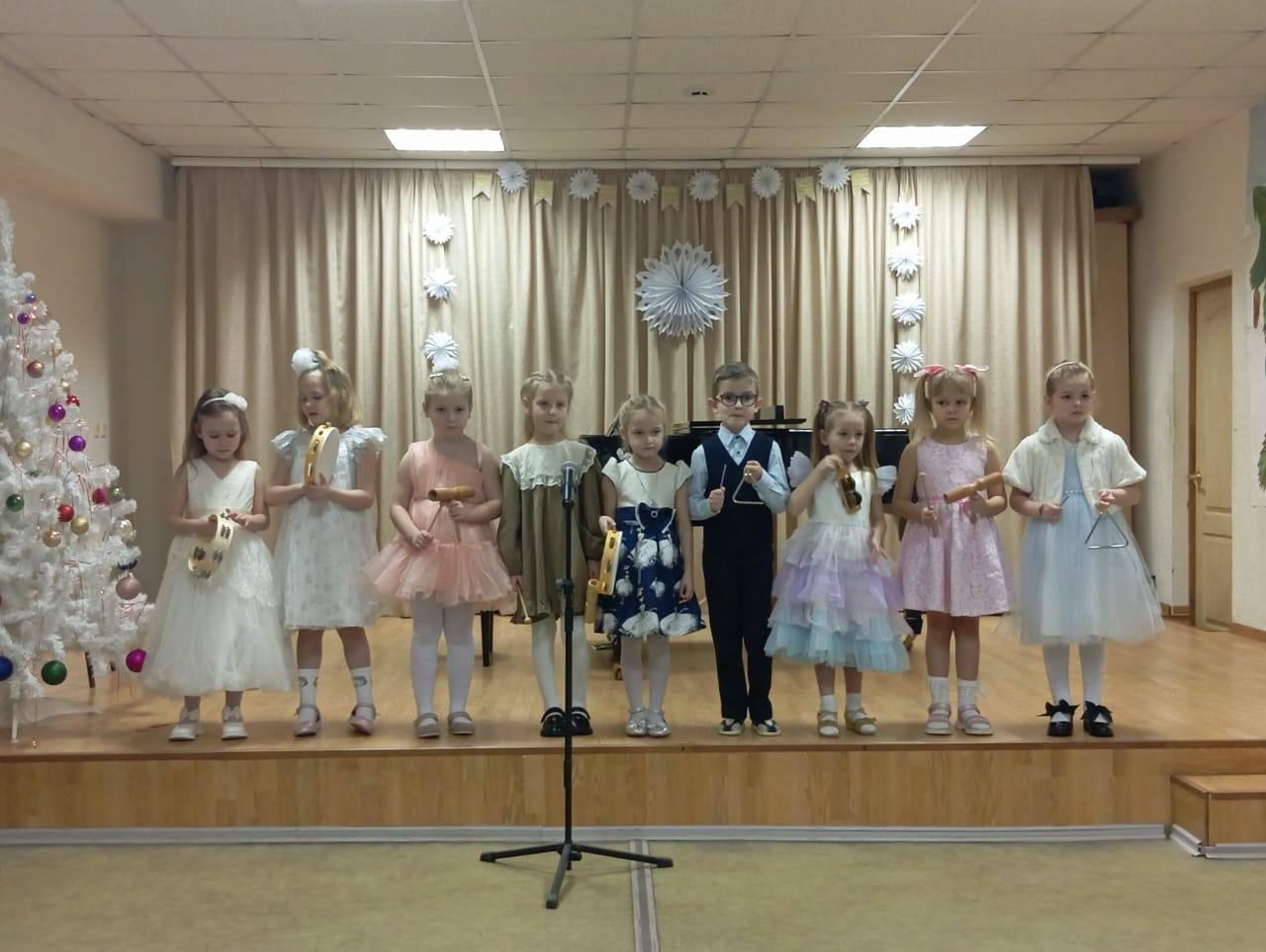 НОВОГОДНИЕ ЧУДЕСА - КОНЦЕРТ САМЫХ ЮНЫХ ТАЛАНТОВ НОВОГОДНИЕ ЧУДЕСА - КОНЦЕРТ САМЫХ ЮНЫХ ТАЛАНТОВ