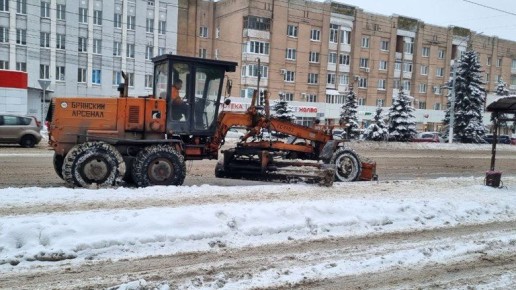 На уборку Брянска вышли 23 дорожные машины