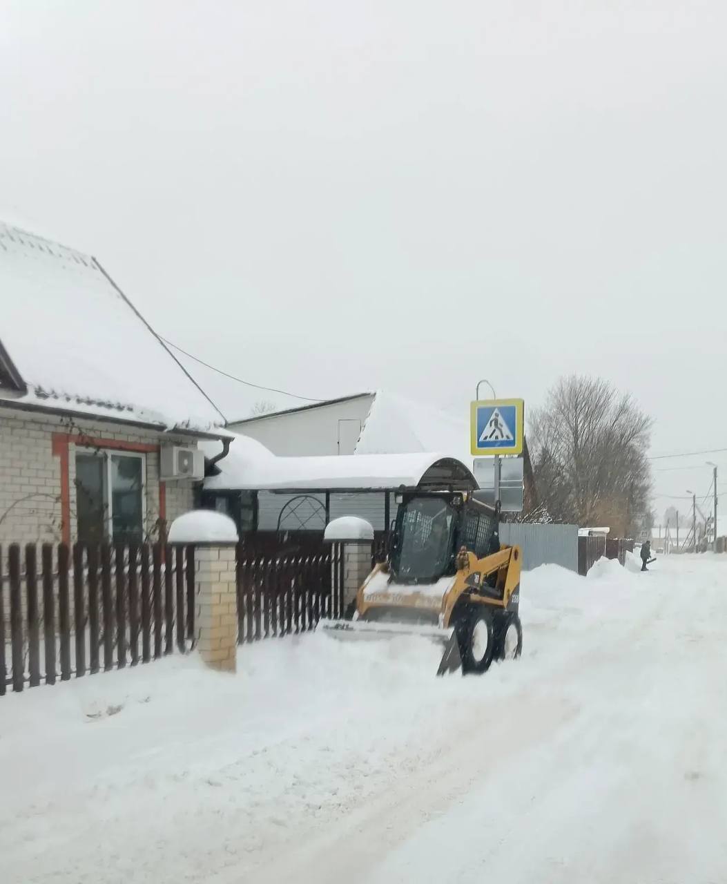 В Выгоничском городском поселении в приоритете – уборка дорог первой категории и подъездов к социально значимым объектам: больнице, школам и детским садам