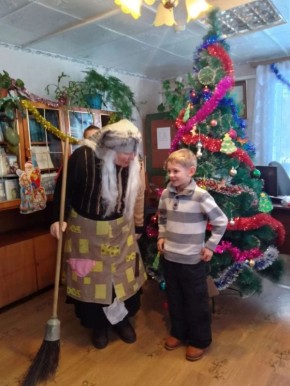 2 января работники культуры Малфинского СК и библиотеки провели Новогодний утренник "Приключения с Дедом Морозом"
