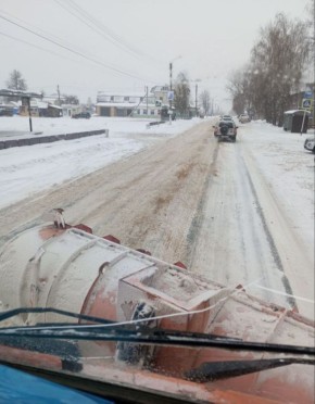 Для обеспечения безопасности и бесперебойного движения, из-за сильных снегопадов, приняты меры по расчистке автомобильных дорог города Почепа и сельских поселений Почепского района