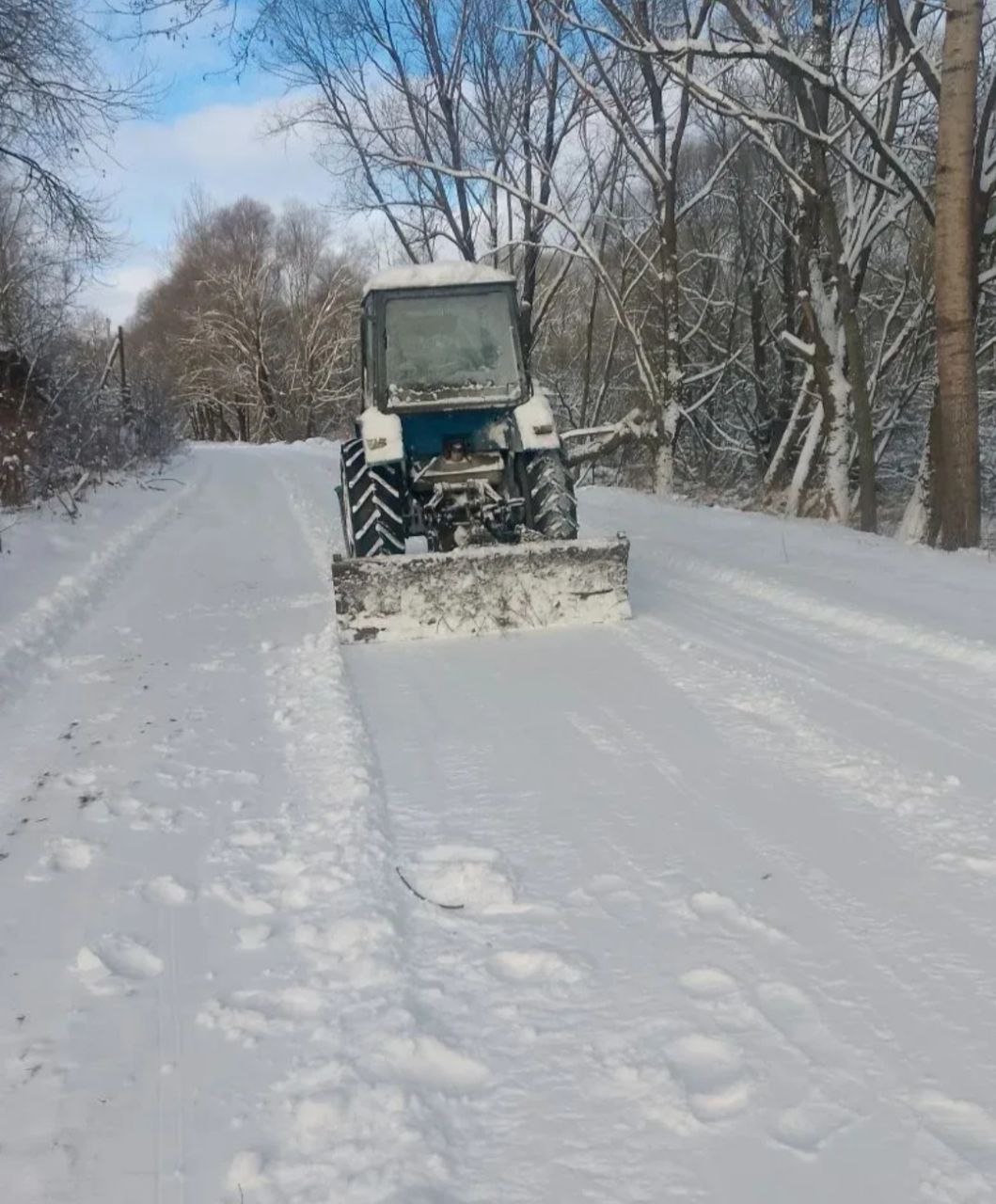 Для обеспечения безопасности и бесперебойного движения, из-за сильных снегопадов, приняты меры по расчистке автомобильных дорог города Почепа и сельских поселений Почепского района Для обеспечения безопасности и бесперебойного движения, из-за сильных снегопадов, приняты меры по расчистке автомобильных дорог города Почепа и сельских поселений Почепского района