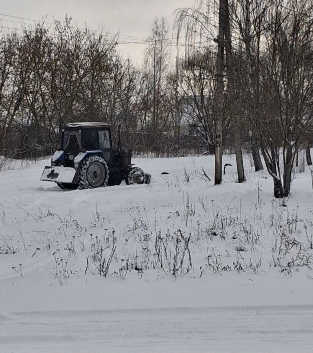 Для обеспечения безопасности и бесперебойного движения, из-за сильных снегопадов, приняты меры по расчистке автомобильных дорог города Почепа и сельских поселений Почепского района Для обеспечения безопасности и бесперебойного движения, из-за сильных снегопадов, приняты меры по расчистке автомобильных дорог города Почепа и сельских поселений Почепского района