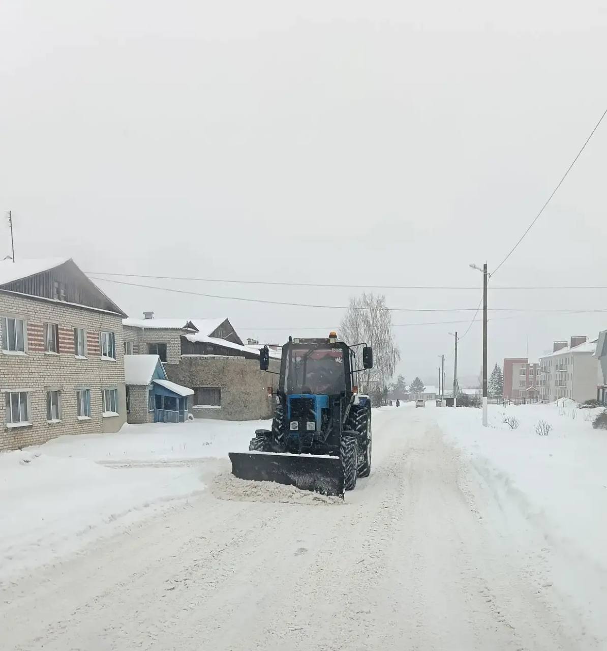 В Выгоничском городском поселении в приоритете – уборка дорог первой категории и подъездов к социально значимым объектам: больнице, школам и детским садам В Выгоничском городском поселении в приоритете – уборка дорог первой категории и подъездов к социально значимым объектам: больнице, школам и детским садам