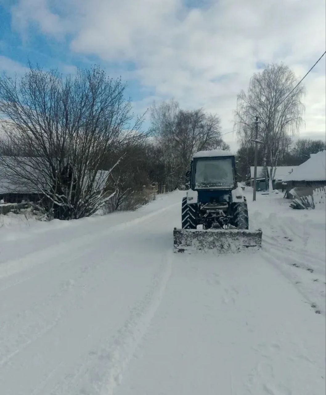 Для обеспечения безопасности и бесперебойного движения, из-за сильных снегопадов, приняты меры по расчистке автомобильных дорог города Почепа и сельских поселений Почепского района Для обеспечения безопасности и бесперебойного движения, из-за сильных снегопадов, приняты меры по расчистке автомобильных дорог города Почепа и сельских поселений Почепского района